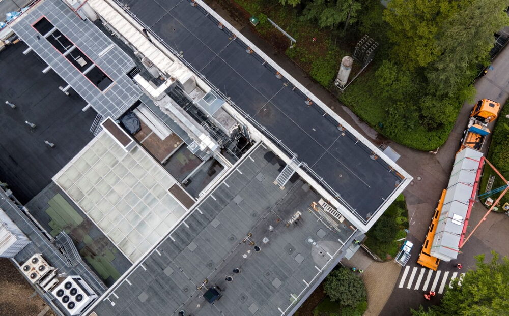 Bird‘s eye view of the final meters: On the right, the AHU on the truck; top left, the pre-prepared installation site. Bird‘s eye view of the final meters: On the right, the AHU on the truck; top left, the pre-prepared installation site.