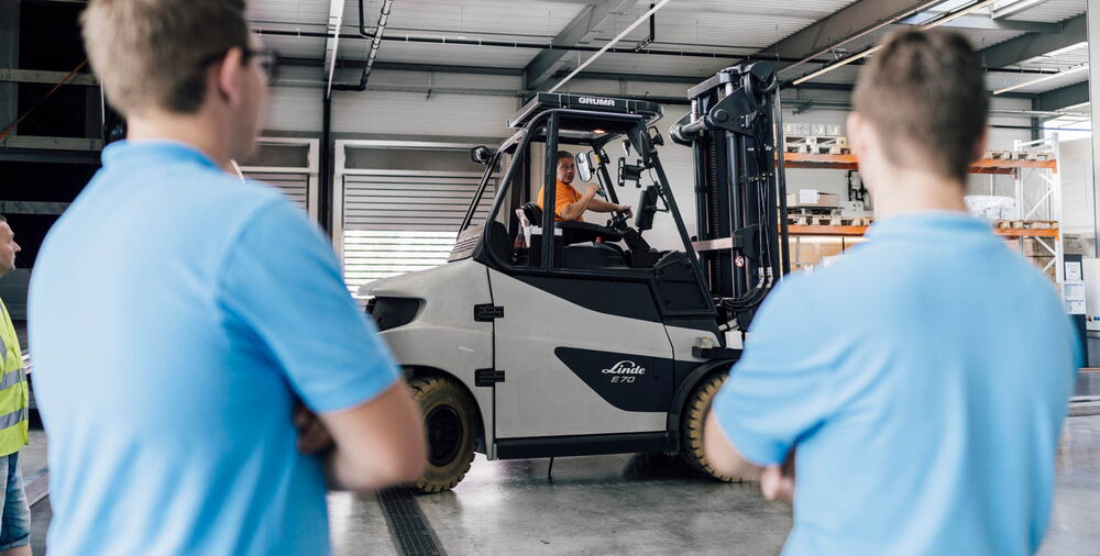 Sustainable and environmentally friendly: We only use electric forklifts. Sustainable and environmentally friendly: We only use electric forklifts.